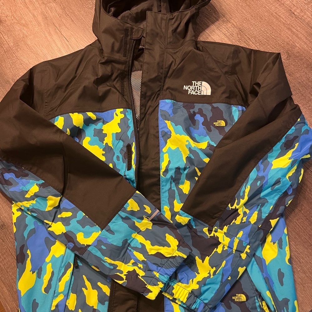 North face kids XL size 14/16 (runs small) rain coat.